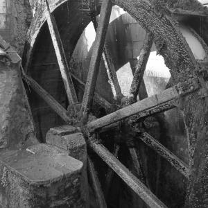 une roue en fonctionnement dans le village 